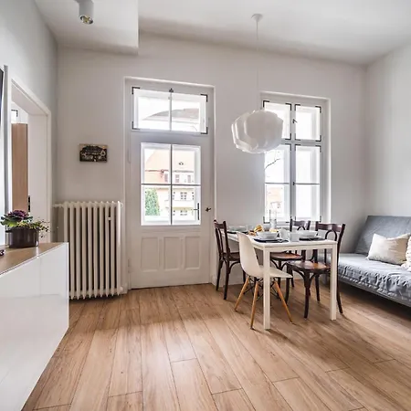 Parkowy W Polanicy Zdroj アパート ポラニツァ・ズドゥルイ